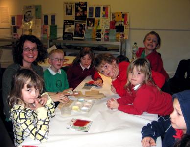 Vers@Tile: Buxton Infants: ceramicist Caroline Chouler-Tissier with year 2s